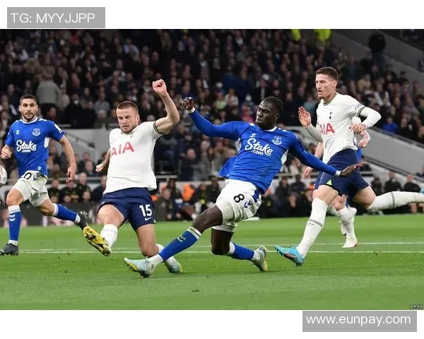 埃弗顿与曼城比赛因天气原因推迟球迷期待新赛程安排